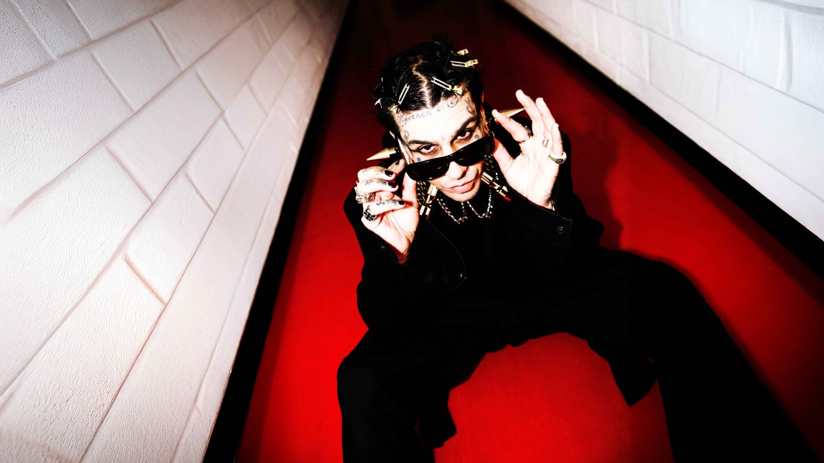 Ray Noir kicks off ‘Gothstar’ era with chaotic new single ‘Label Whxre’